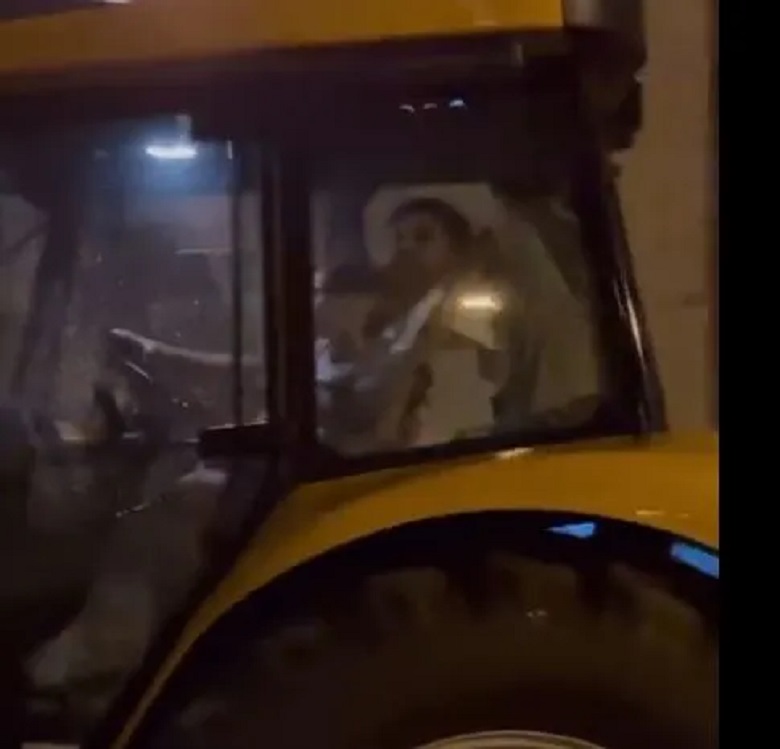 Diego Costa chơi trội, lái máy kéo dạo phố ở quê nhà - Ảnh 1