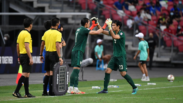 Kiatisuk động viên thủ môn Kawin sau chiến thắng của Thái Lan trước Indonesia - Ảnh 1