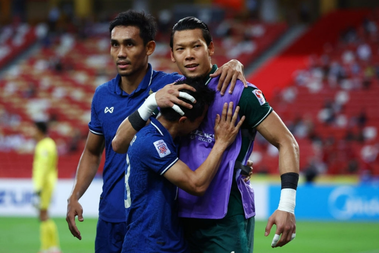 Kiatisuk động viên thủ môn Kawin sau chiến thắng của Thái Lan trước Indonesia - Ảnh 2