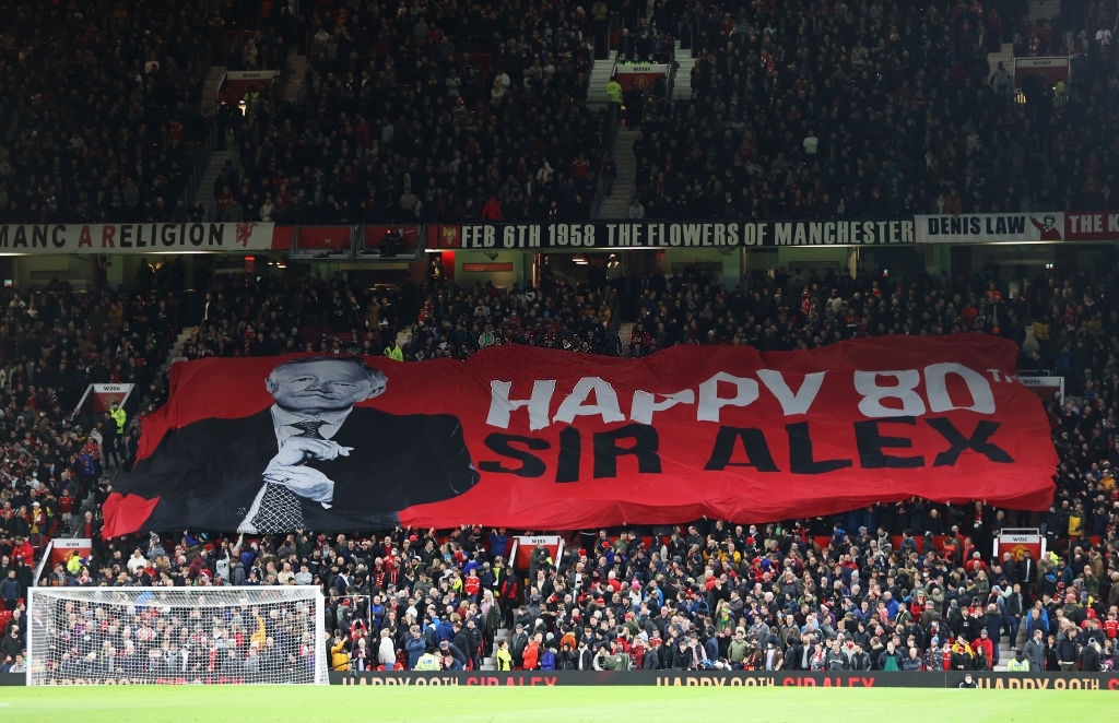 CĐV MU tung biểu ngữ mừng sinh nhật 80 tuổi của Sir Alex Ferguson - Ảnh 1