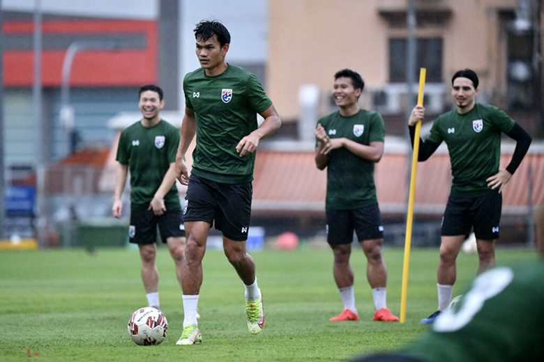 ĐT Thái Lan tập hồi phục dưới mưa trước trận cuối tại AFF Cup 2021 - Ảnh 1