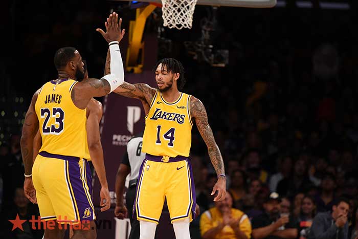 Brandon Ingram và LeBron James thi đấu cùng nhau trong màu áo Los Angeles Lakers