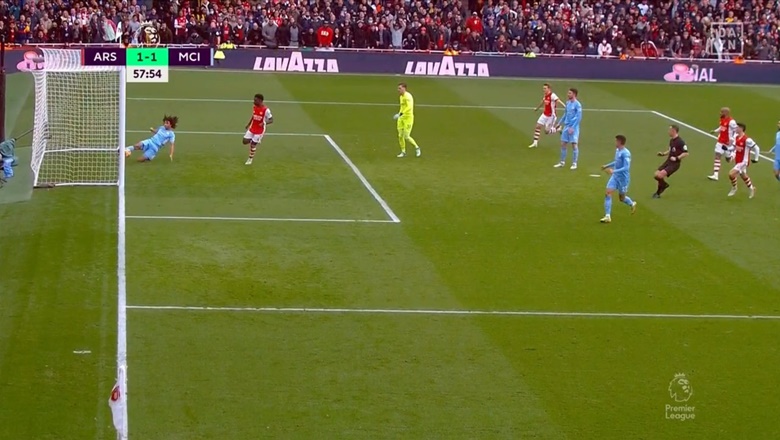 Ake cứu thua ngay trên vạch vôi, giúp Laporte thoát pha phản lưới nhà trận Arsenal vs Man City - Ảnh 1