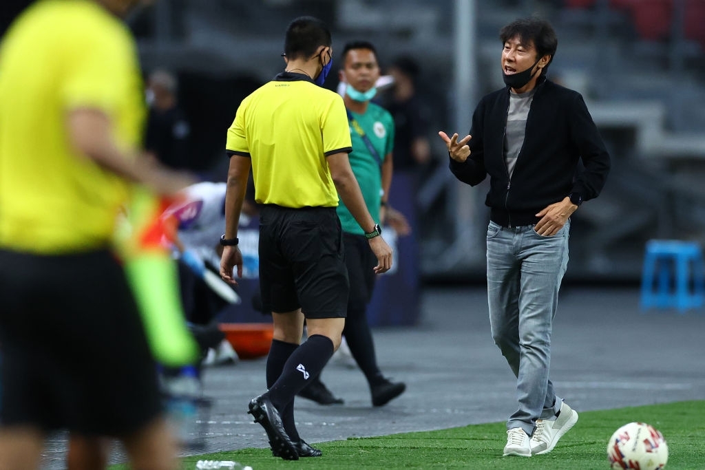 HLV Shin Tae Yong lý giải nguyên nhân rút tiền đạo ra ngoài dù đội nhà đang thua Thái Lan - Ảnh 1