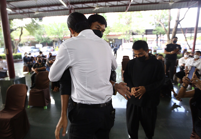 Chanathip đại diện ĐT Thái Lan dự đám tang bố thủ môn Kawin - Ảnh 3