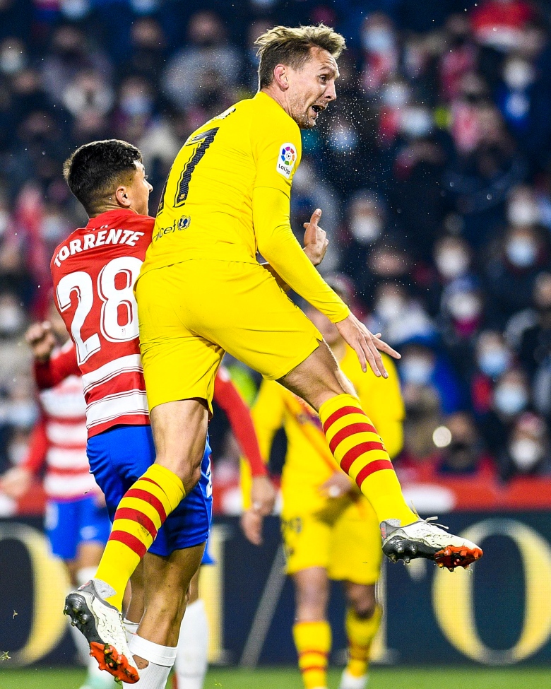 Mất người, Barca mất chiến thắng trước Granada ở phút 89 - Ảnh 1