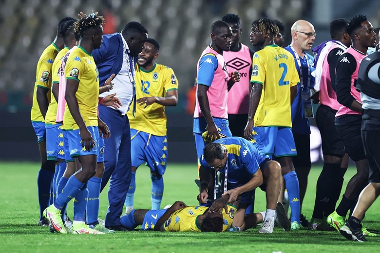 Tiền đạo Ghana trốn nhận thẻ đỏ sau khi đấm cầu thủ Gabon - Ảnh 1