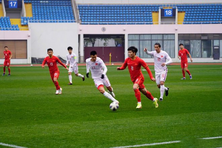 Cầu thủ Trung Quốc đi vệ sinh 7 lần trong buổi tập vì quá căng thẳng - Ảnh 1