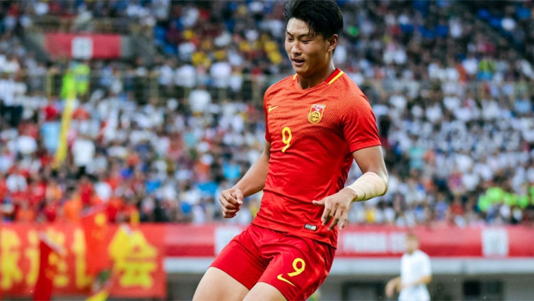 Cầu thủ Trung Quốc thứ 3 sang châu Âu thi đấu - Ảnh 1