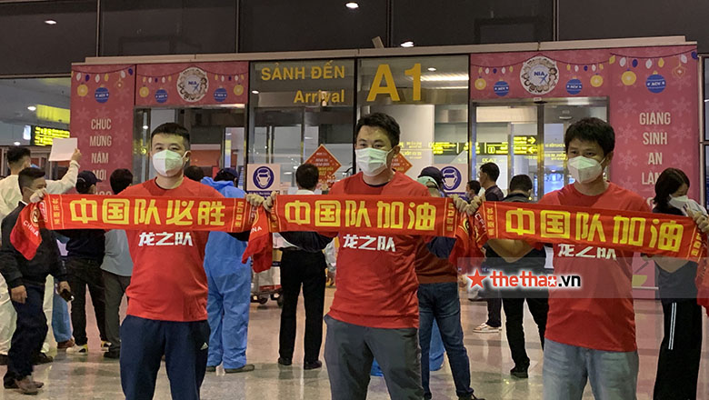 ĐT Trung Quốc làm náo loạn sân bay Nội Bài vì… thiếu quy củ - Ảnh 1