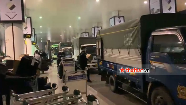 ĐT Trung Quốc thuê 4 xe tải chở hành lý khi đặt chân tới Việt Nam - Ảnh 1