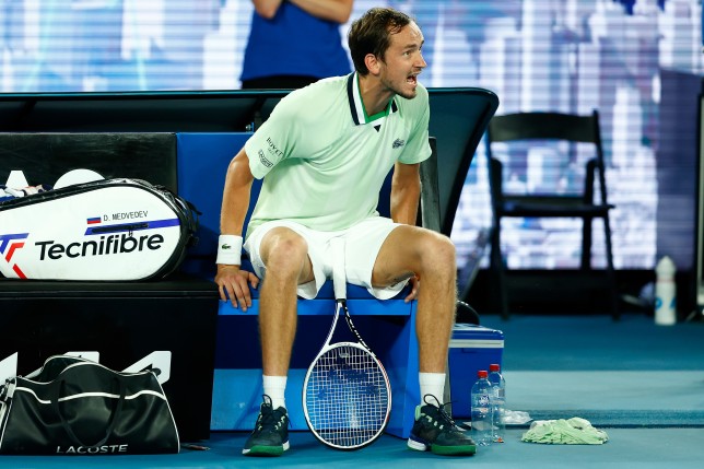 Medvedev bị phạt vì scandal tại Australian Open - Ảnh 1