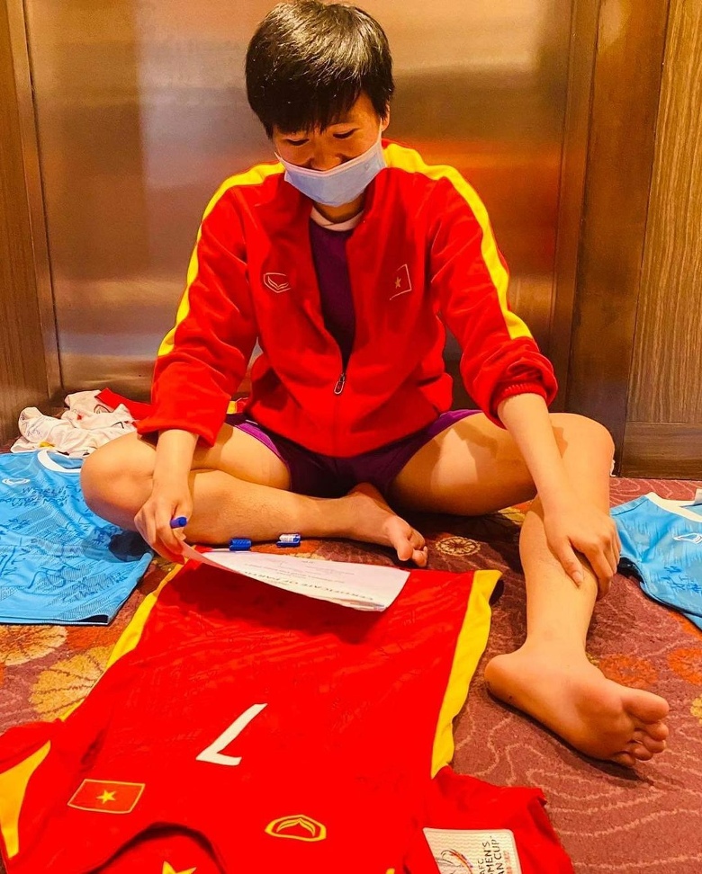 ĐT nữ Việt Nam mỏi tay ký áo đấu làm quà gửi về quê nhà - Ảnh 1