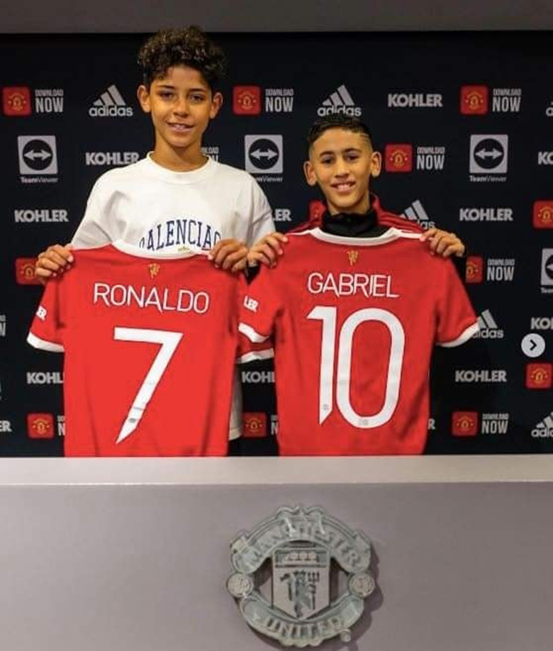 Con trai của Ronaldo chính thức là người MU, khoác áo số 7 giống bố - Ảnh 1