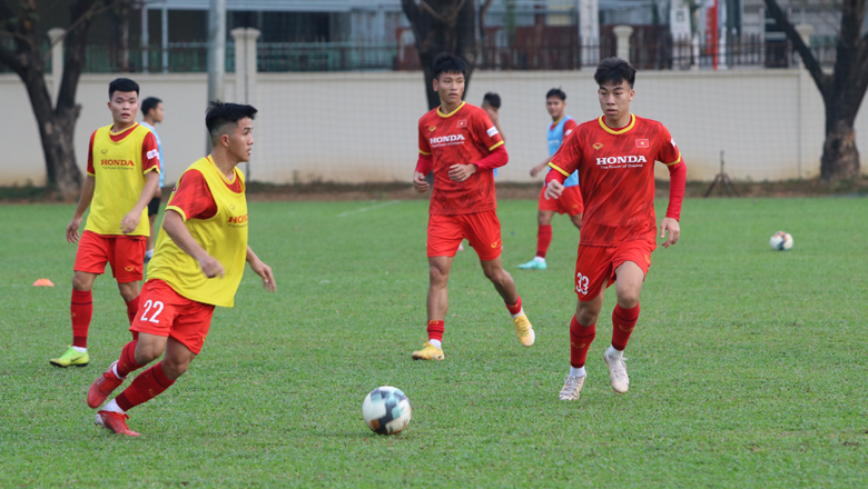 ĐT U23 Việt Nam tập nhẹ nhàng trong ngày đầu tiên ở Campuchia - Ảnh 2