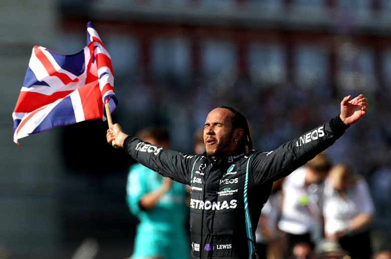 Lewis Hamilton chính thức trở lại đội Mercedes cho mùa giải F1 2022 - Ảnh 1