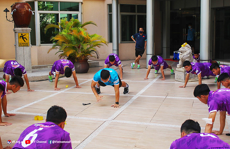 U23 Việt Nam tập luyện trong phòng gym do lo lây nhiễm COVID-19 - Ảnh 1