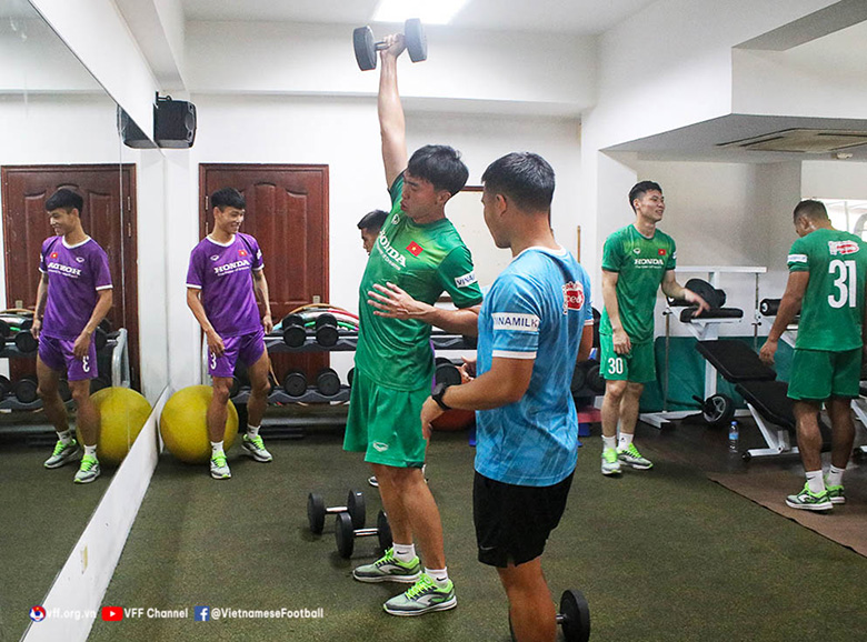 U23 Việt Nam tập luyện trong phòng gym do lo lây nhiễm COVID-19 - Ảnh 2