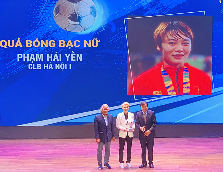 Hải Yến hóa 'hot boy' trên bục nhận giải Quả bóng vàng Việt Nam 2021 - Ảnh 3