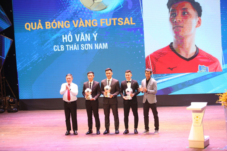 Hồ Văn Ý giành Quả bóng vàng futsal Việt Nam 2021 - Ảnh 2