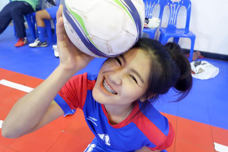 Hoa khôi ĐT nữ Futsal Thái Lan từng là nhân viên thu ngân - Ảnh 1