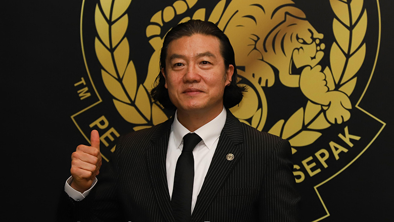 HLV Kim Pan Gon và Ban huấn luyện mới chính thức ra mắt ĐT Malaysia - Ảnh 1