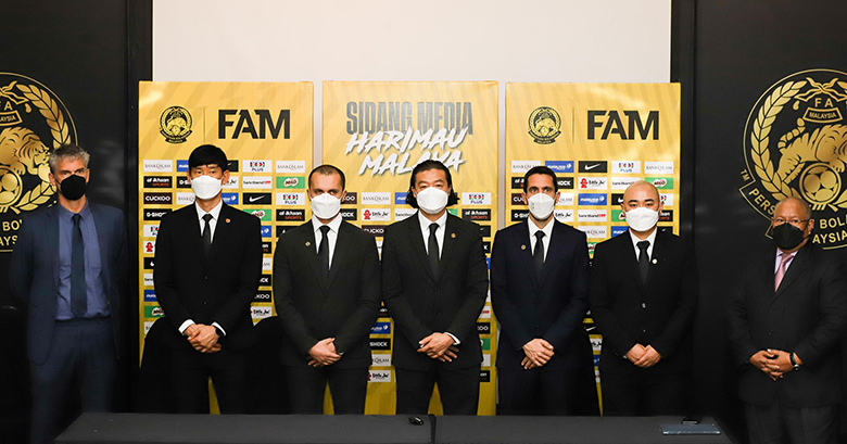 HLV Kim Pan Gon và Ban huấn luyện mới chính thức ra mắt ĐT Malaysia - Ảnh 2