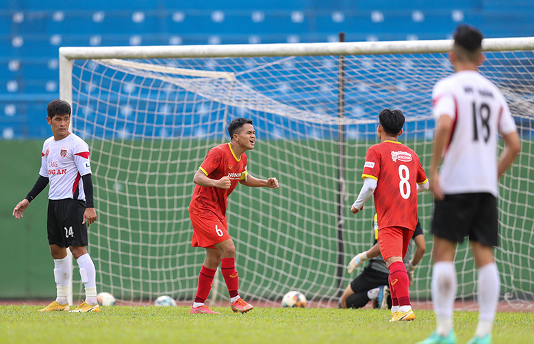 Dụng Quang Nho mất người thân ngay trước trận gặp U23 Singapore - Ảnh 1