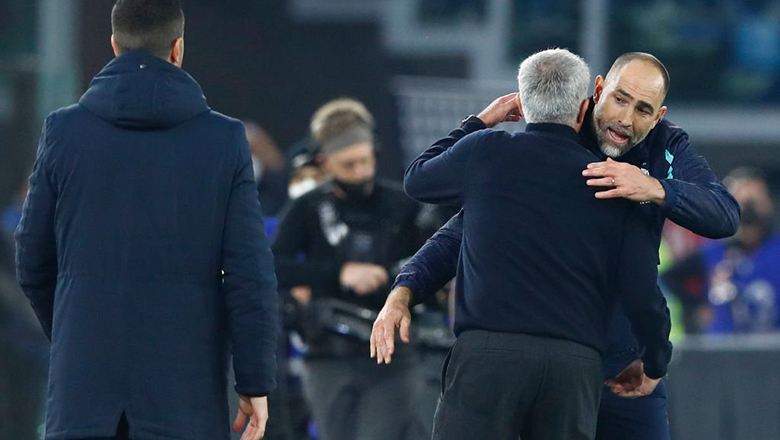 HLV Mourinho nhận thẻ đỏ trong trận hòa của AS Roma - Ảnh 1