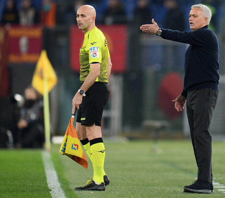 Mourinho gọi trọng tài đuổi mình là ‘gián điệp’ của Juventus - Ảnh 2