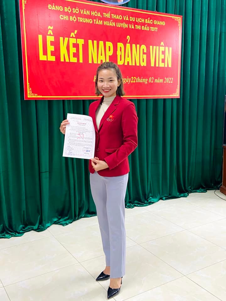 VĐV điền kinh quốc gia Nguyễn Thị Oanh được kết nạp Đảng trước thềm SEA Games 31 - Ảnh 1