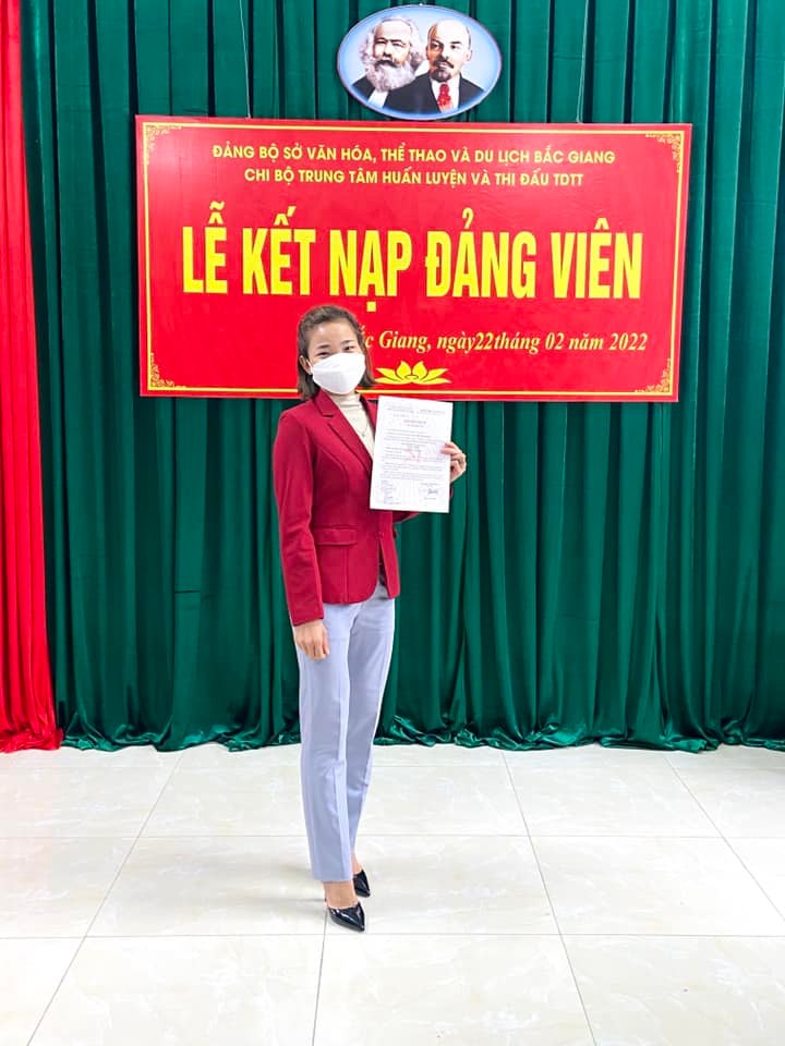 VĐV điền kinh quốc gia Nguyễn Thị Oanh được kết nạp Đảng trước thềm SEA Games 31 - Ảnh 2