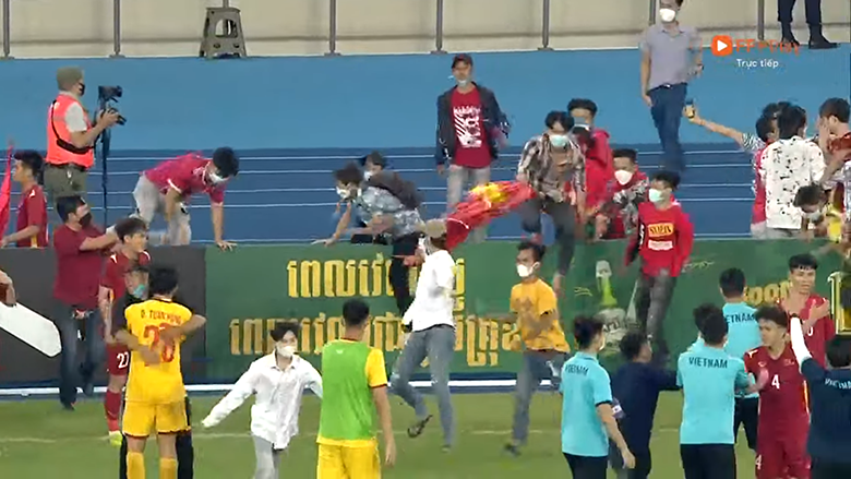 CĐV tràn xuống sân ăn mừng chức vô địch của U23 Việt Nam - Ảnh 1