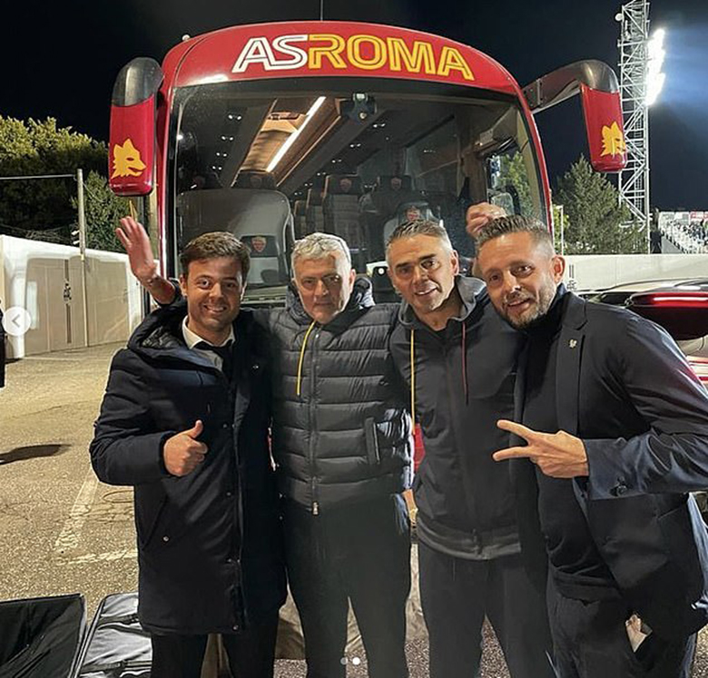 Mourinho chỉ đạo cầu thủ AS Roma từ xe bus ở trận thắng Spezia - Ảnh 1