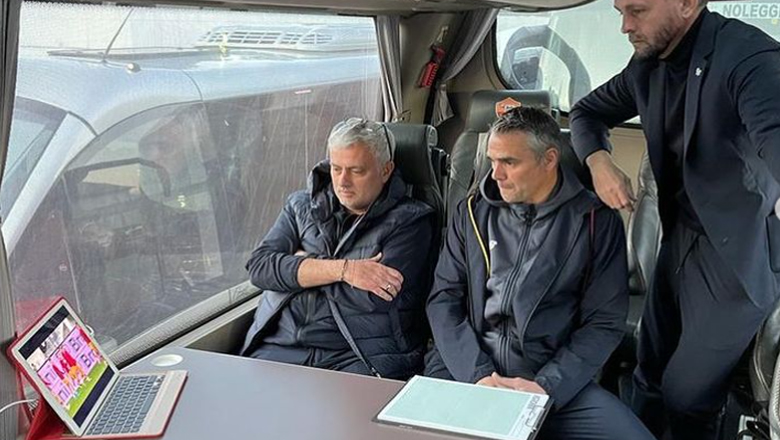 Mourinho chỉ đạo cầu thủ AS Roma từ xe bus ở trận thắng Spezia - Ảnh 2