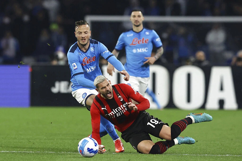 Giroud ghi bàn đả bại Napoli, AC Milan trở lại ngôi đầu Serie A - Ảnh 1