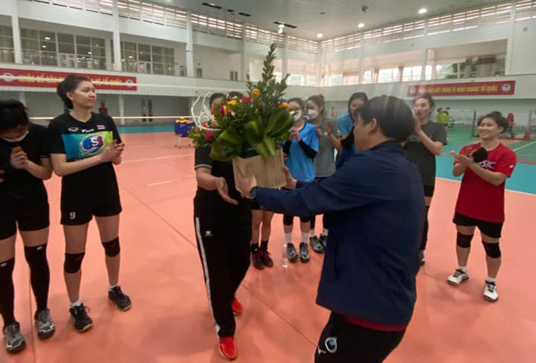 Đội tuyển bóng chuyền nữ Việt Nam nhận quà mừng ngày quốc tế phụ nữ 8/3 - Ảnh 1