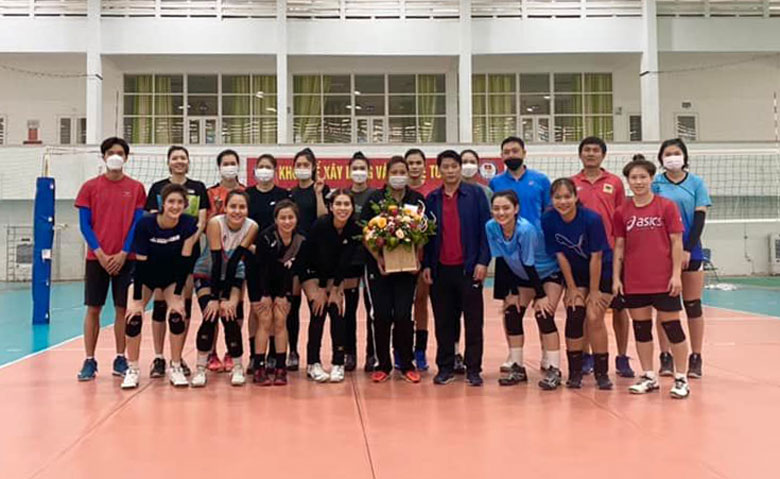 Đội tuyển bóng chuyền nữ Việt Nam nhận quà mừng ngày quốc tế phụ nữ 8/3 - Ảnh 2