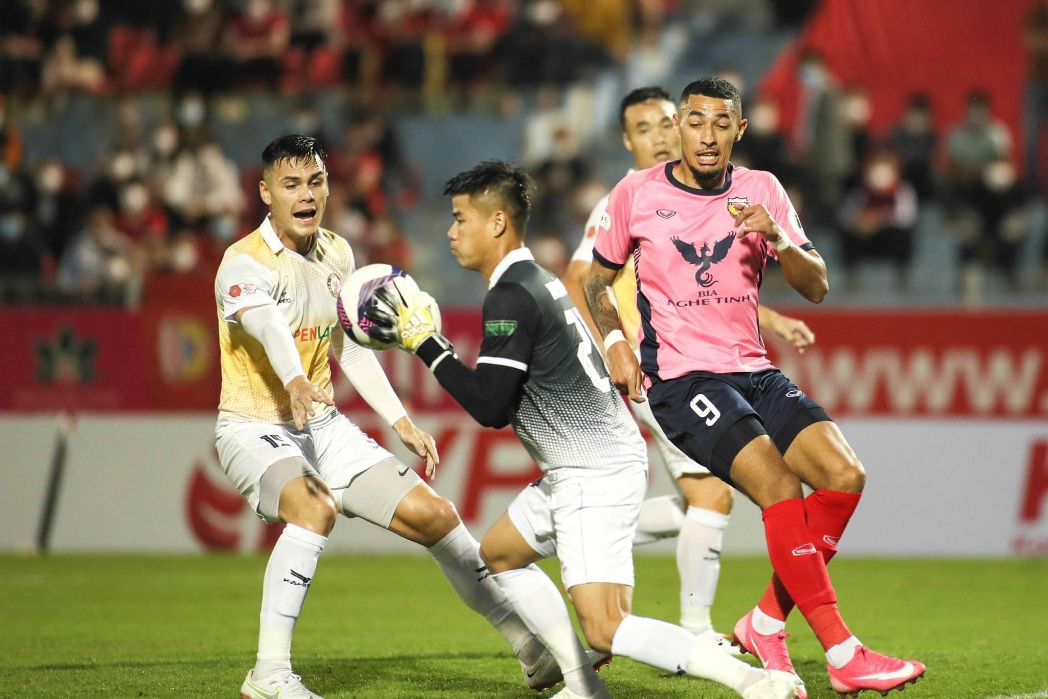 Bình Định thắng Hà Tĩnh nhờ 3 bàn thắng ghi trong hiệp 1 - Ảnh 2