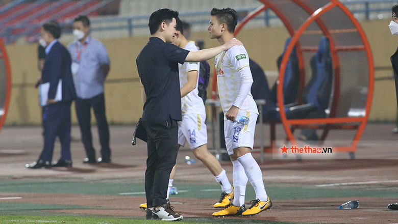 Quang Hải cúi chào bầu Hiển sau khi giúp Hà Nội FC chiến thắng - Ảnh 1