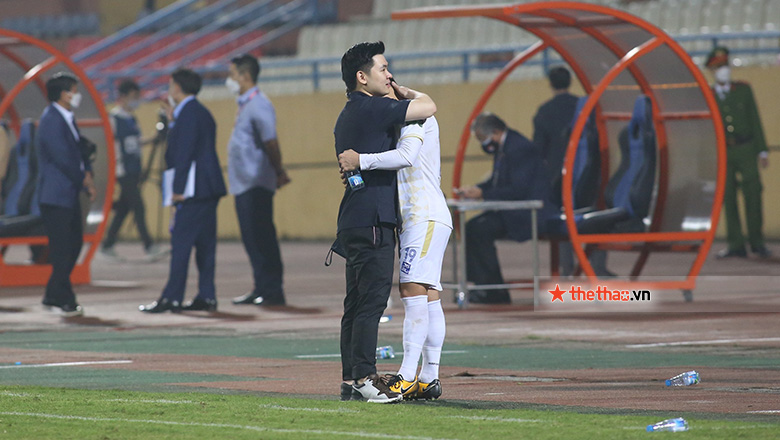 Quang Hải cúi chào bầu Hiển sau khi giúp Hà Nội FC chiến thắng - Ảnh 2