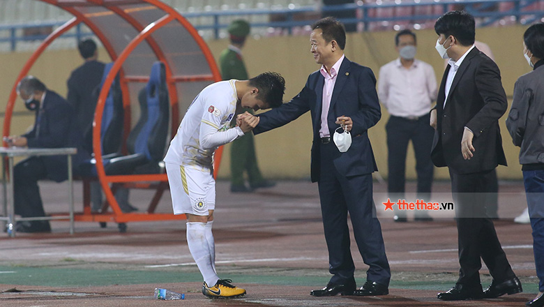 Quang Hải cúi chào bầu Hiển sau khi giúp Hà Nội FC chiến thắng - Ảnh 4