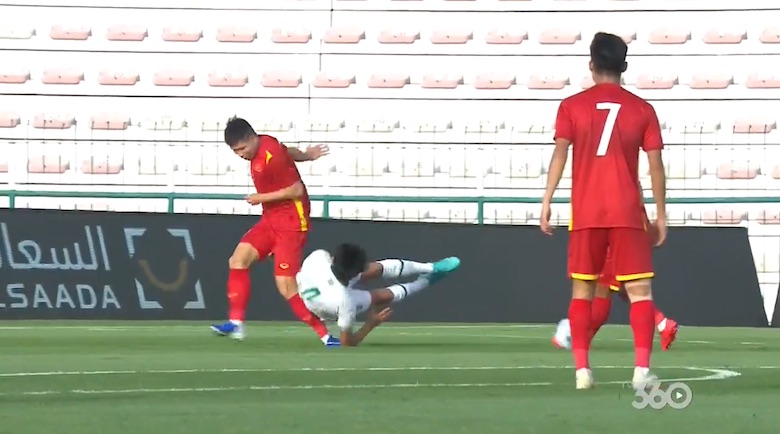 Hậu vệ U23 Việt Nam nằm cáng rời sân, nhiều khả năng đứt dây chằng  - Ảnh 1
