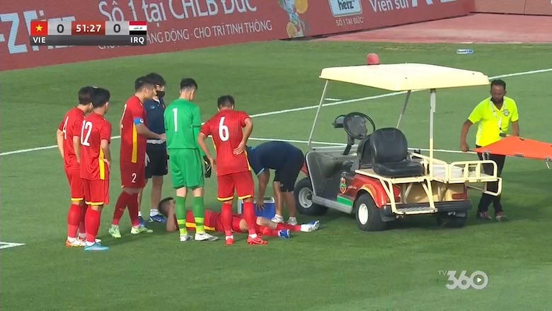 Hậu vệ U23 Việt Nam nằm cáng rời sân, nhiều khả năng đứt dây chằng  - Ảnh 2