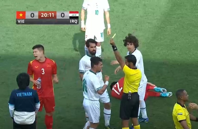 Trọng tài bất ngờ đổi thẻ đỏ thành vàng cho U23 Iraq sau pha bóng quyết liệt với U23 Việt Nam - Ảnh 2
