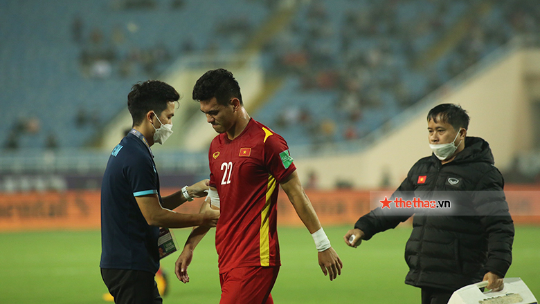Tiến Linh chấn thương nặng, rời sân bằng cáng ở trận Việt Nam vs Oman - Ảnh 1