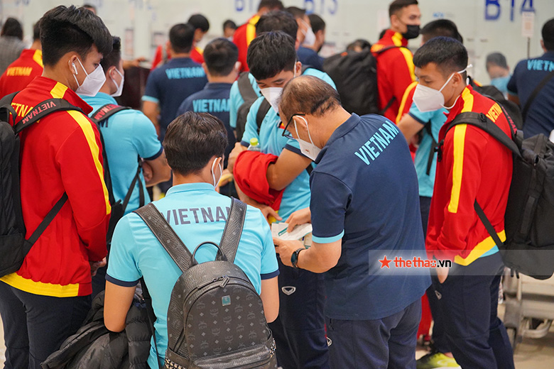 ĐT Việt Nam lên đường sang Nhật Bản với 19 cầu thủ - Ảnh 8