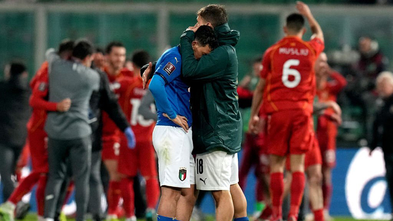 Italia lỡ hẹn với World Cup 2022 sau cú sốc phút ở bù giờ - Ảnh 1