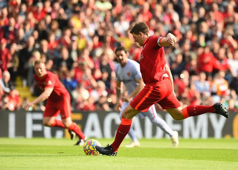 Gerrard ghi bàn, đội huyền thoại Liverpool vẫn thua ngược huyền thoại Barca - Ảnh 1