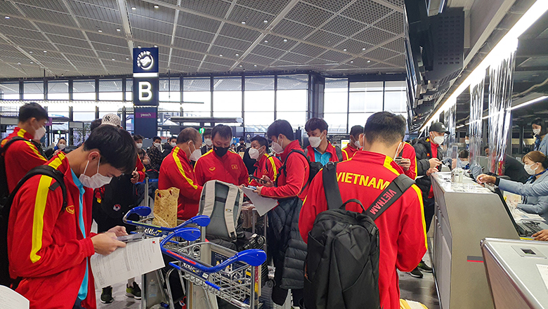 ĐT Việt Nam lên đường về nước sau trận cuối cùng vòng loại World Cup 2022 tại Nhật Bản - Ảnh 1
